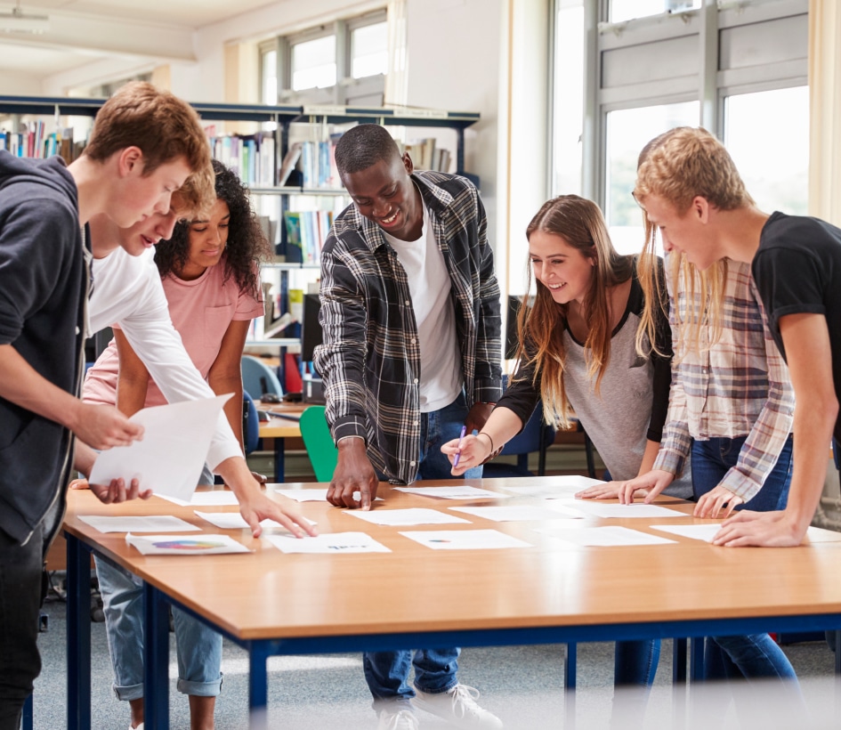 Étudiants secondaire qui discutent en groupe